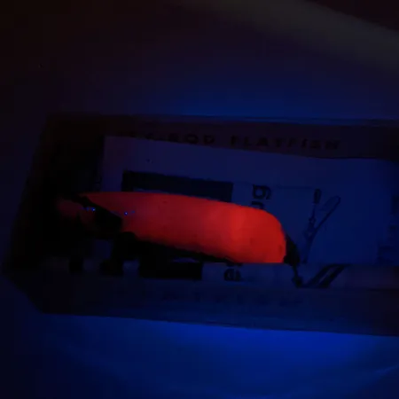 Flatfish F6 Helin Tackle UV (świeci w ultrafiolecie), FRL fluorescencyjny czerwony, 3 g wobler #11910