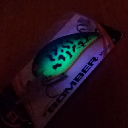 Bomber model 6A UV (świeci w ultrafiolecie), Fire Tiger (Ognisty Tygrys), 11 g wobler #13188