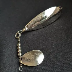 Błystka antyzaczepowa Johnson Silver Minnow Spinner Spoon posrebrzane, ze skrzydełkiem
