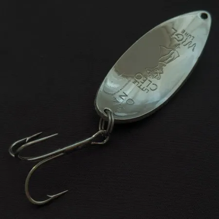 Seneca Little Cleo (Hula Girl) świeci w ciemności, nikiel/biały/niebieski Glow - świeci w ciemności, 21 g błystka wahadłowa #23040