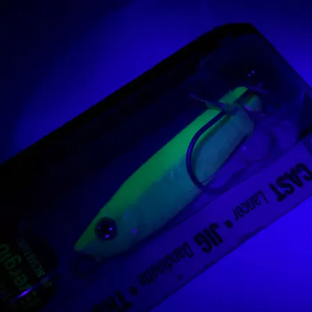 Luhr Jensen Crippled Herring UV (świeci w ultrafiolecie i w ciemności), biały/zielony UV Glow - świeci w ciemności i ultrafiolecie, 21 g błystka wahadłowa #5921